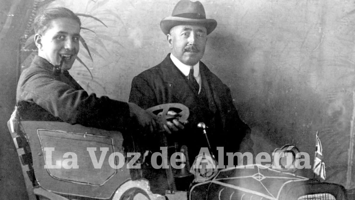 Antonio González Egea retratado en compañía de su hijo José.