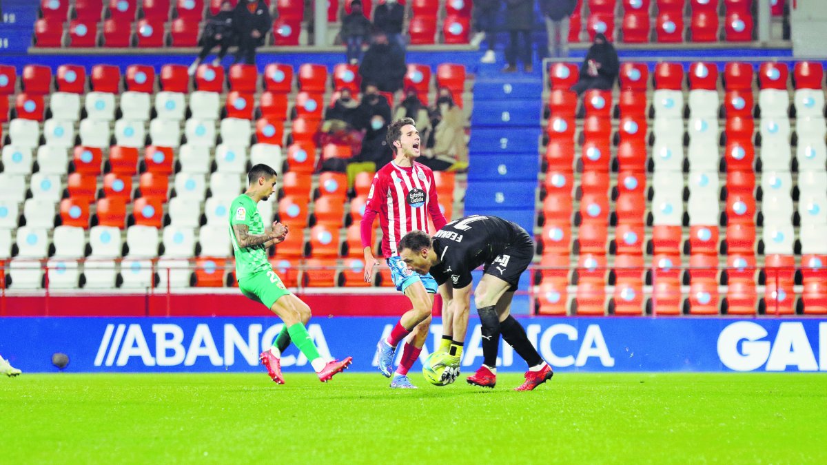 Fernando en el partido de la primera vuelta en el Anxo Carro.