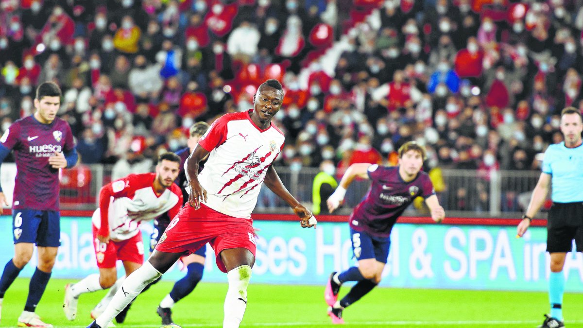 Umar Sadiq perdonando desde los once metros frente al Huesca.