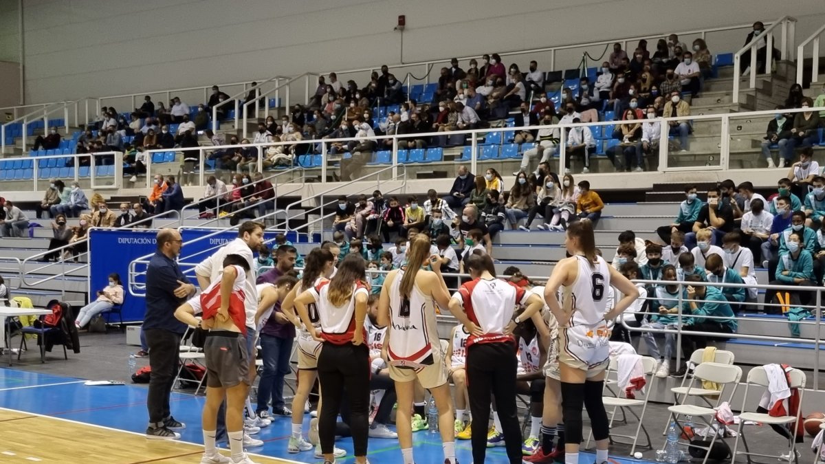 Álex Gómez en un tiempo muerto con el equipo rojillo.