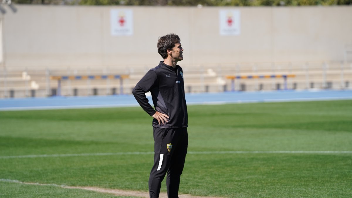 Rubi atento a los jugadores en el entrenamiento rojiblanco.