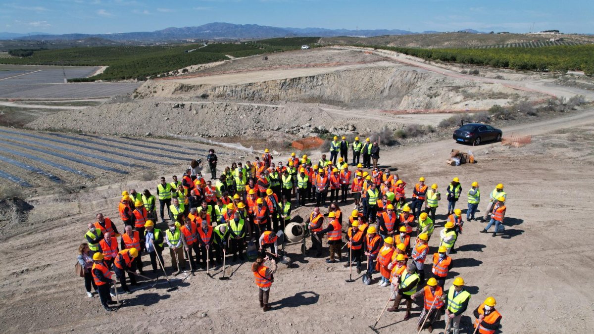 A vista de dron, los participantes en el acto del AVE.