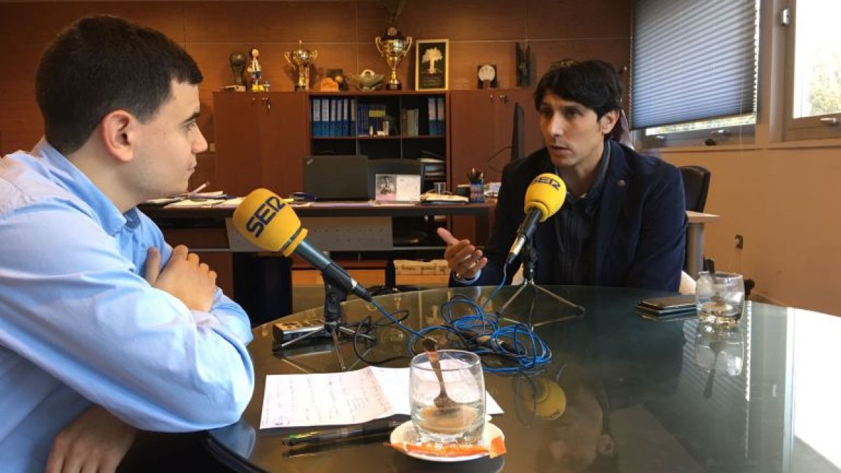 Sergio Fernández atendiendo a la Cadena SER.