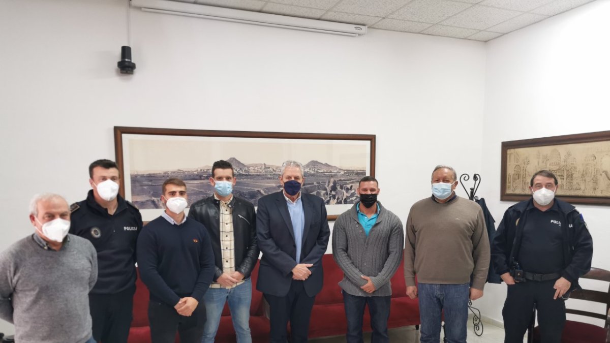Los nuevos agentes de Policía Local de Vera, junto a los responsables del Ayuntamiento.