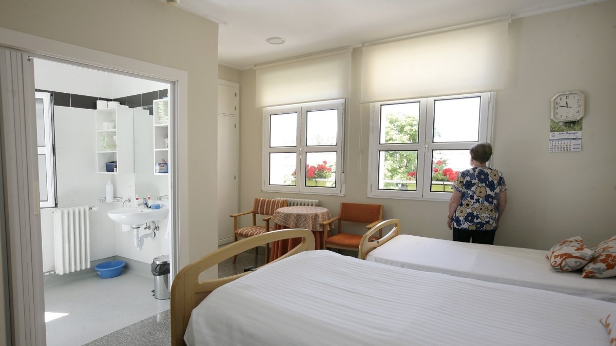 Una mujer en una residencia de mayores.