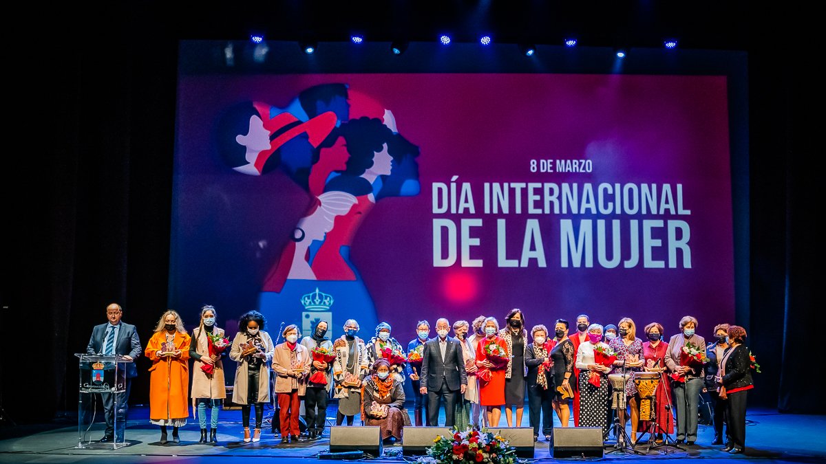 Se hizo entrega de un reconocimiento a todas las asociaciones de mujeres.