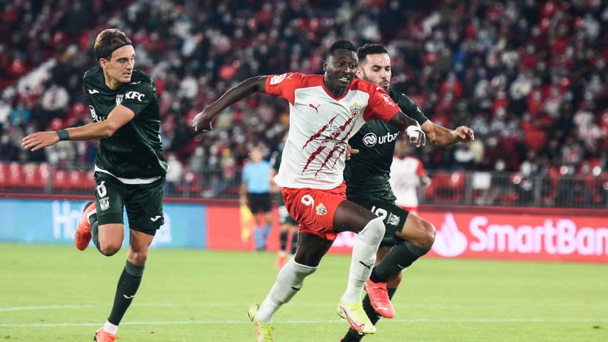 Sadiq, titular en la punta de ataque.