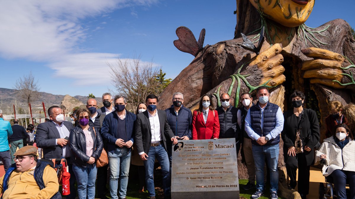 Autoridades durante la inauguración del nuevo Parque de las Familias de Macael.