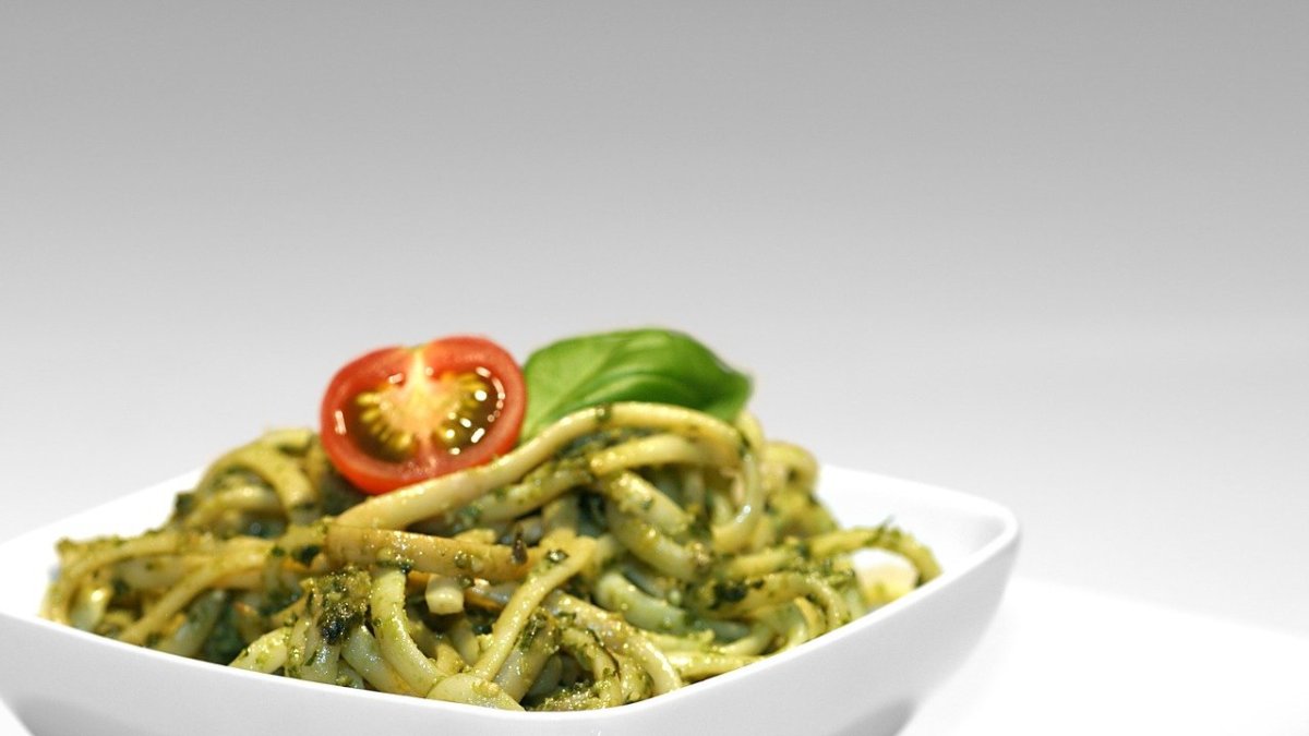 Espagueti integral al pesto de espinacas para comer.