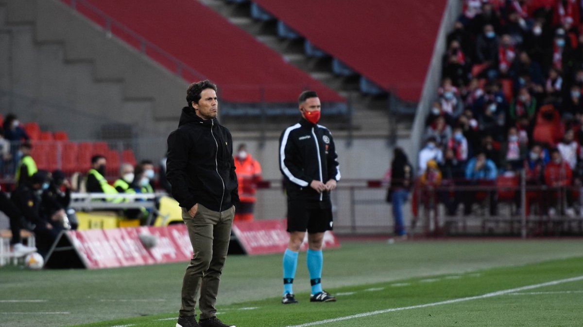 El míster pendiente de los jugadores en la primera mitad.