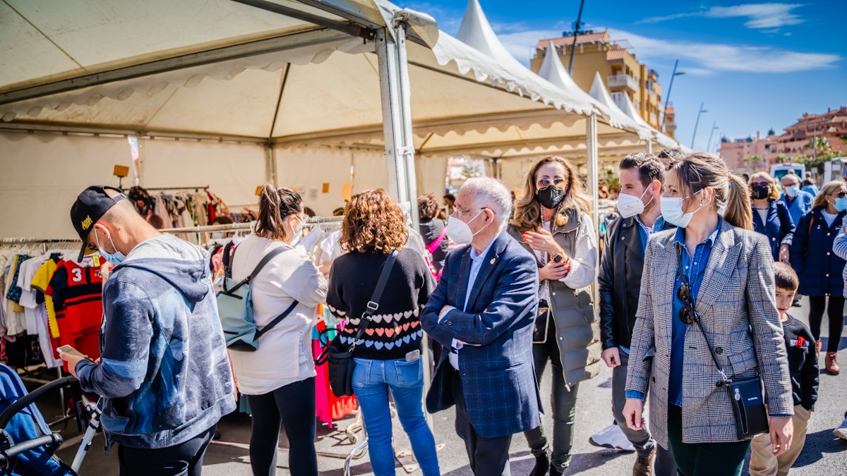 Imagen de la visita institucional al Mercado de Saldos de Invierno.