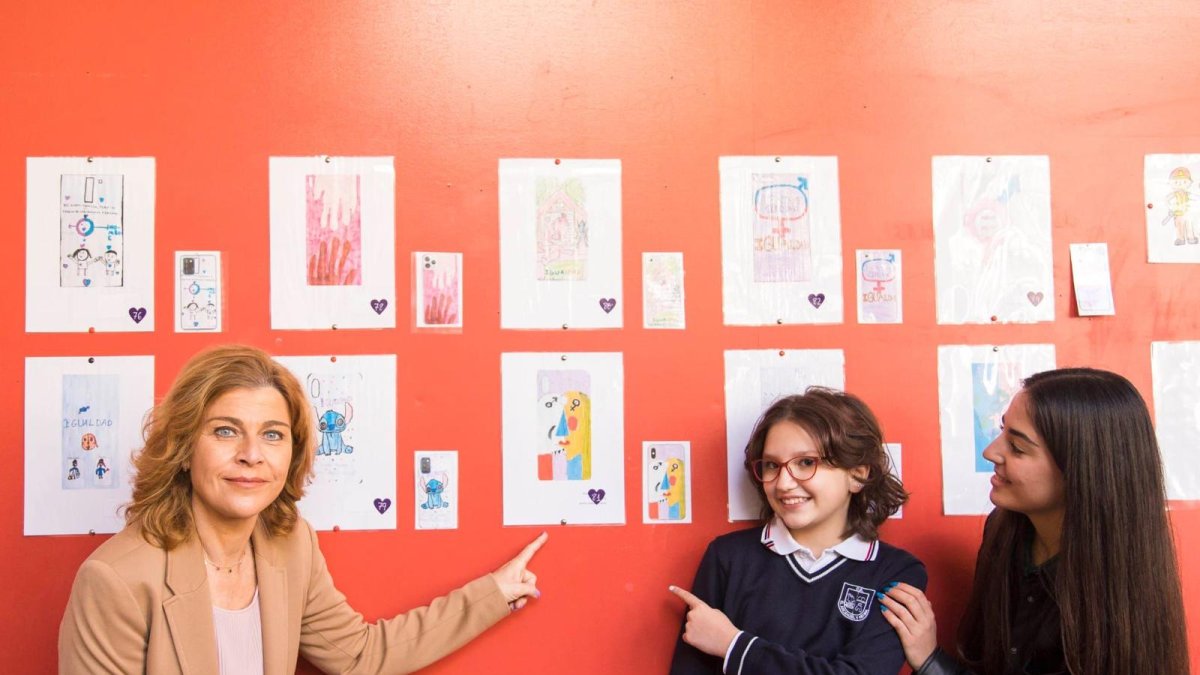 Una de las ganadoras, junto a Paola Laynez, Laura López y su diseño.