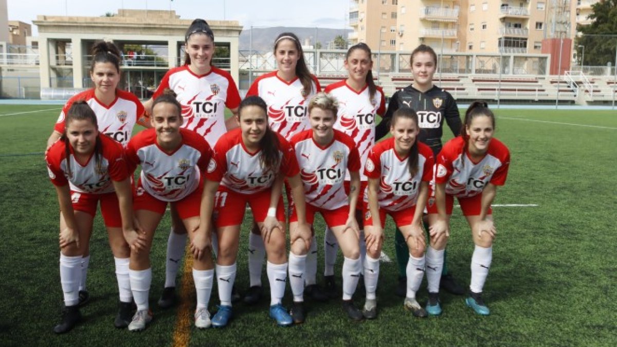 Las jugadoras rojiblancas se llevan el pulso capitalino.