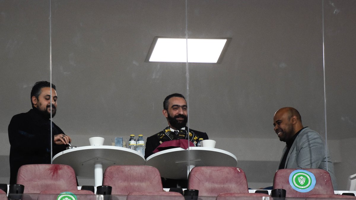Los hombres de Turki buscan otro central por medio mundo.