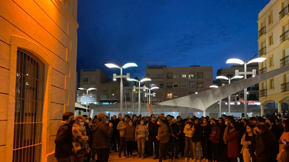 Concentración de repulsa en Garrucha contra el incendio intencionado de su Instituto.