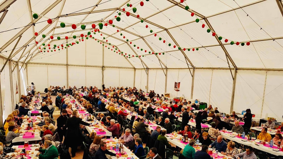 Foto de archivo de una comida organizada para los mayores en Benahadux.