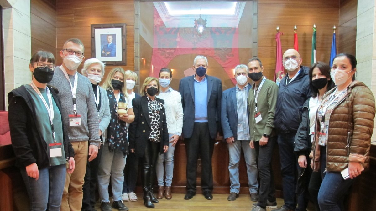 Autoridades veeratenses junto a los profesores de los diferentes centros internacionales que han visitado la localidad.