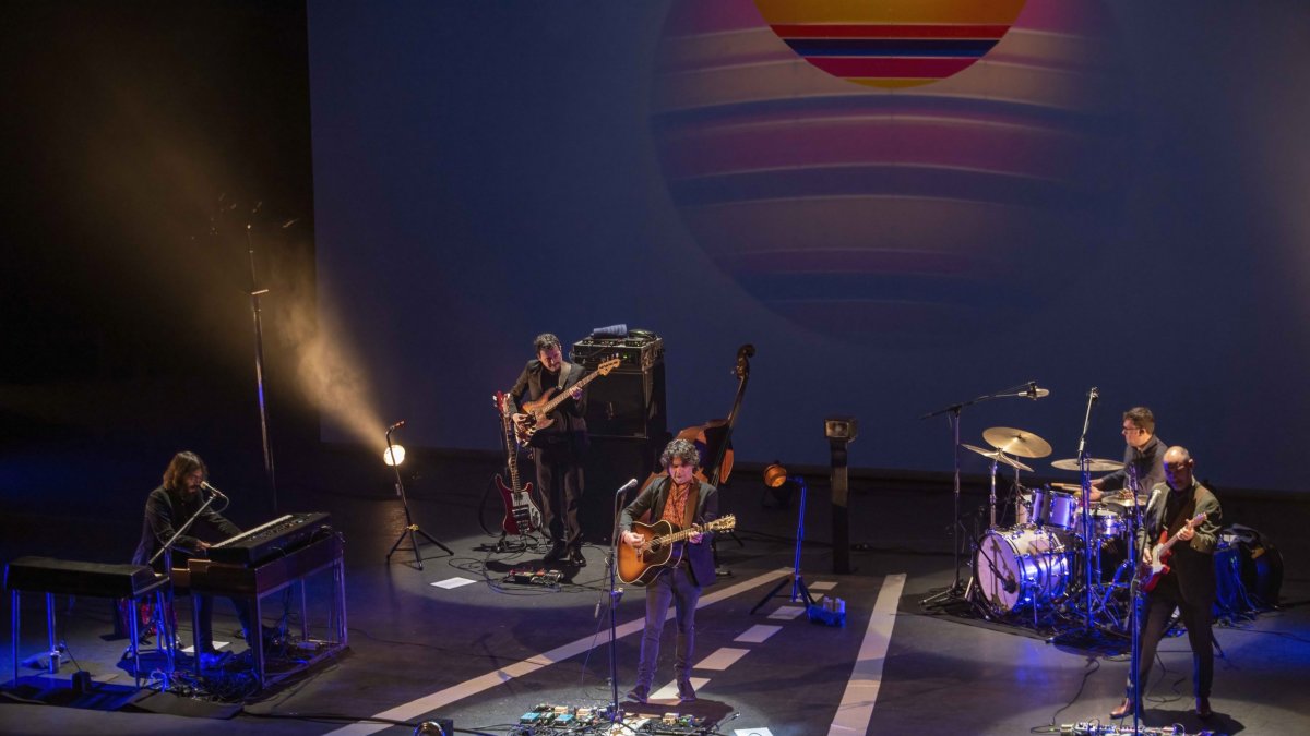 Quique González y su banda, el pasado viernes 11 de marzo en Almería.