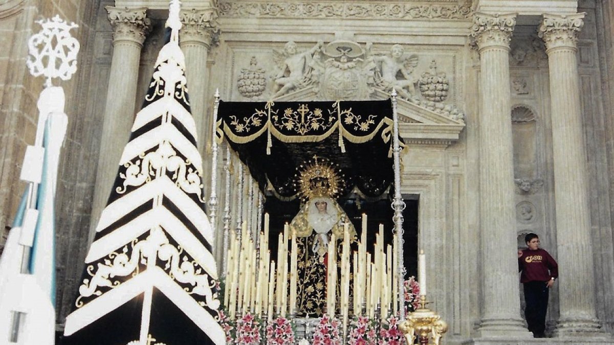 La Virgen del Consuelo, saliendo de la Catedral hace 25 años.