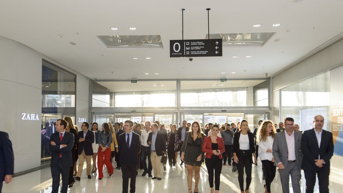 Los primeros clientes que entraron al Centro Comercial el 24 de octubre de 2018.