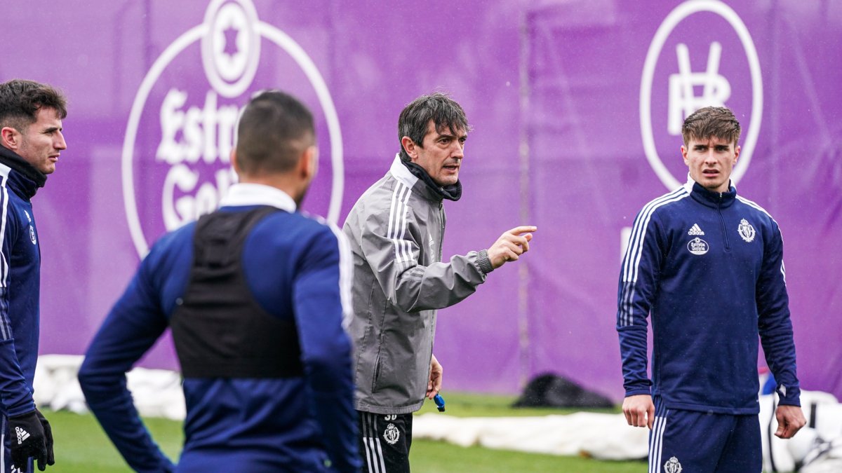 Pacheta dirigiendo el entrenamiento del conjunto pucelano.