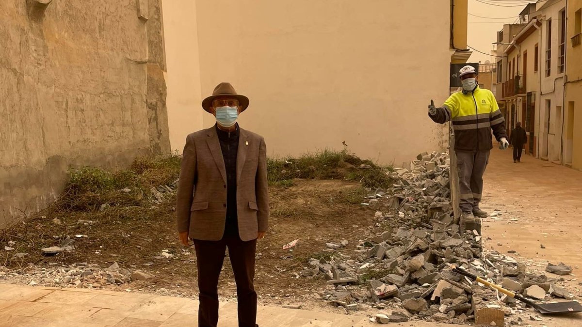 Francisco Torrecillas, alcalde de Albox visita el comienzo de las obras de la nueva placeta \'Virgen del Saliente\'.