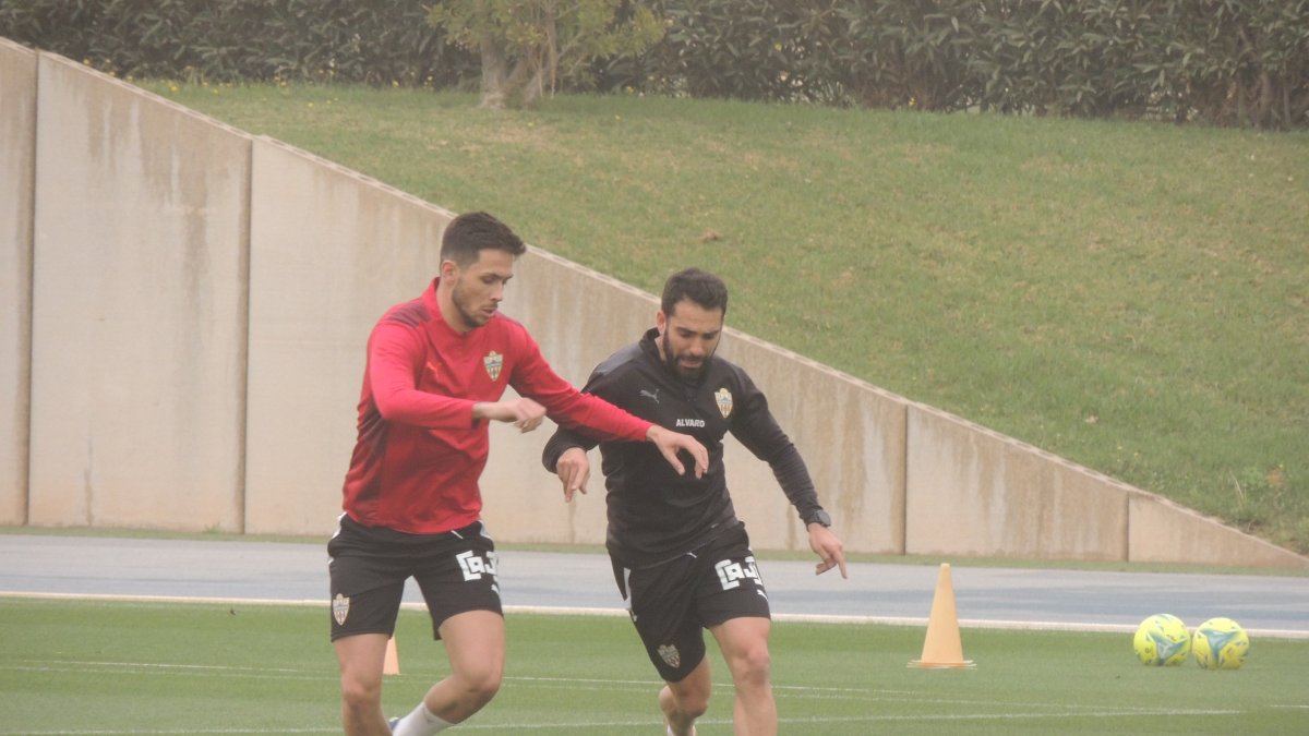 Nélson Monte trabajando al margen del grupo con Álvaro Cano.