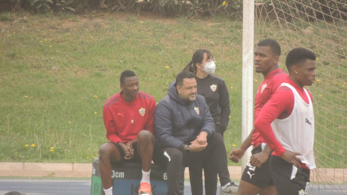 Umar Sadiq sentado en la banda con Diego Maziel este miércoles.