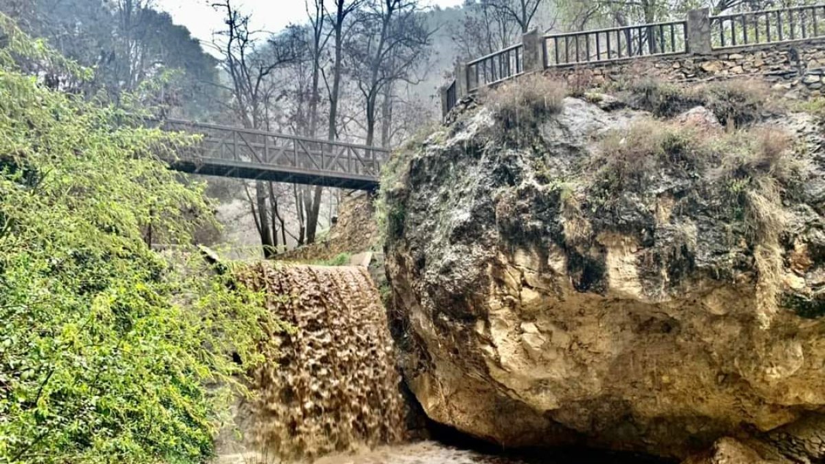 Imagen de una cascada en el Área Recreativa Nacimiento de Laujar. (FOTO: Ayuntamiento de Laujar).