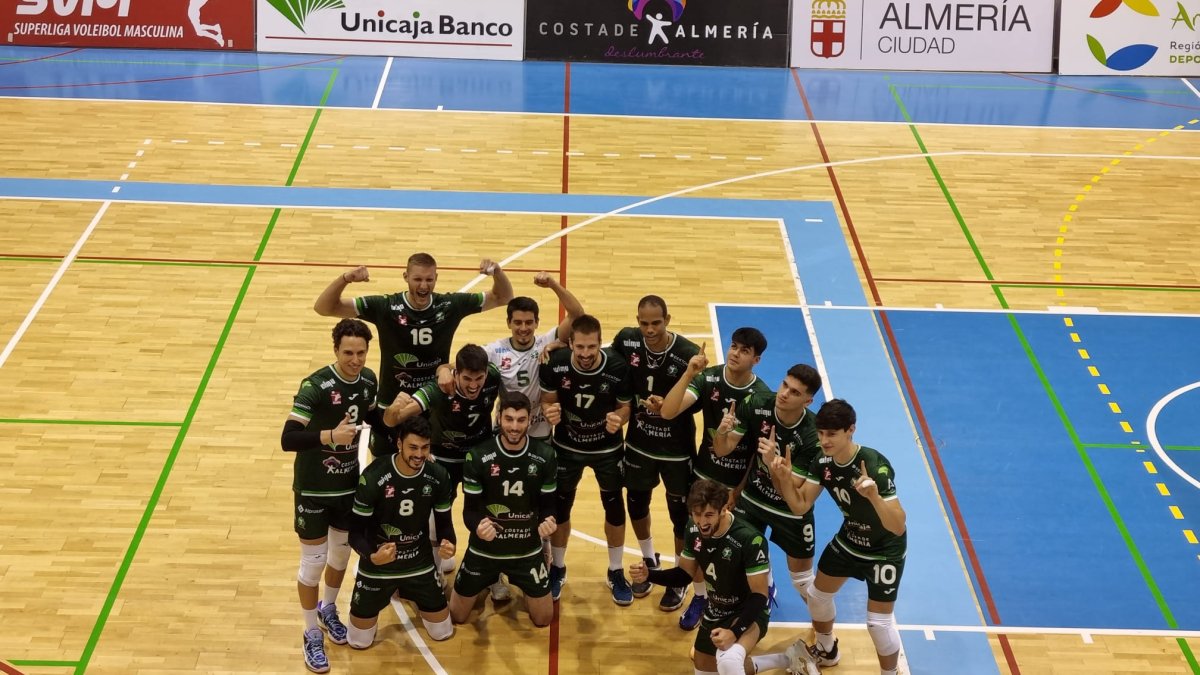 Celebración en la cancha después de ganar a Melilla.