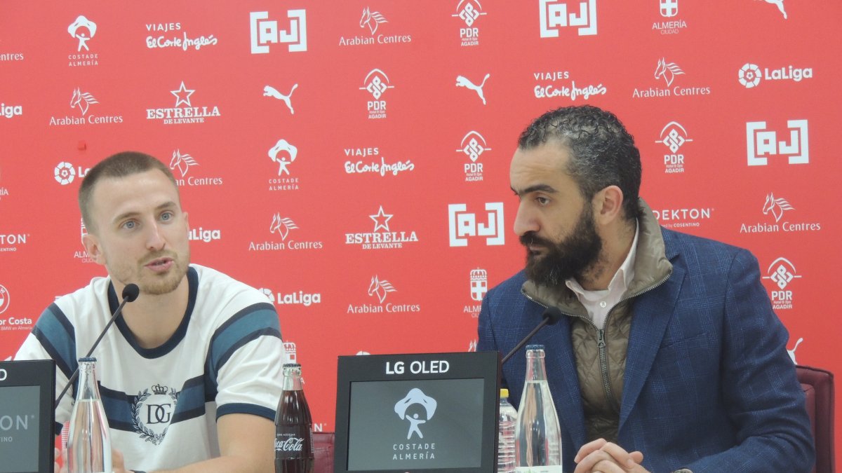 Rodrigo Ely con Mohamed El Assy en su presentación.