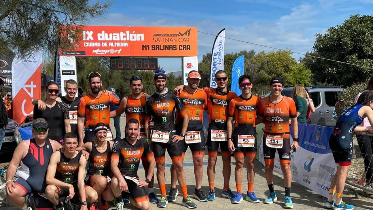 Foto de familia en la línea de llegada para los deportistas.