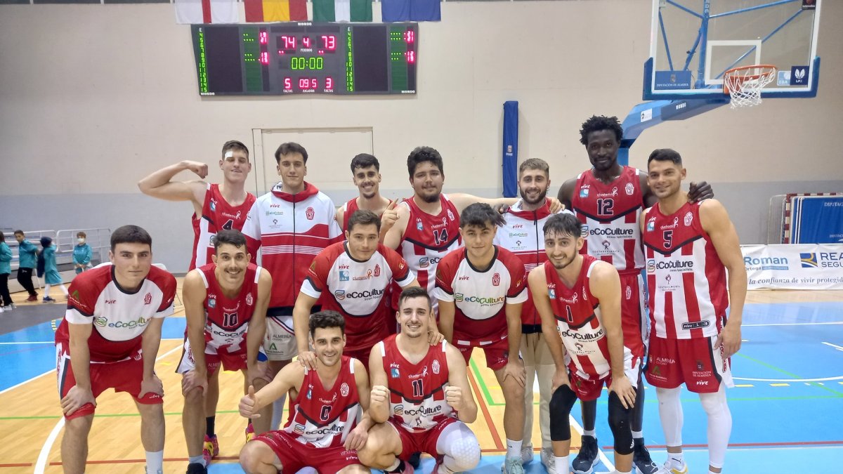 Foto de familia de Ecoculture nada más ganar a Unicaja Málaga.