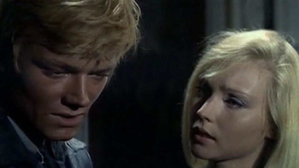 Peter Lee Lawrence y Dyanik Zurakowska en un fotograma de la película.