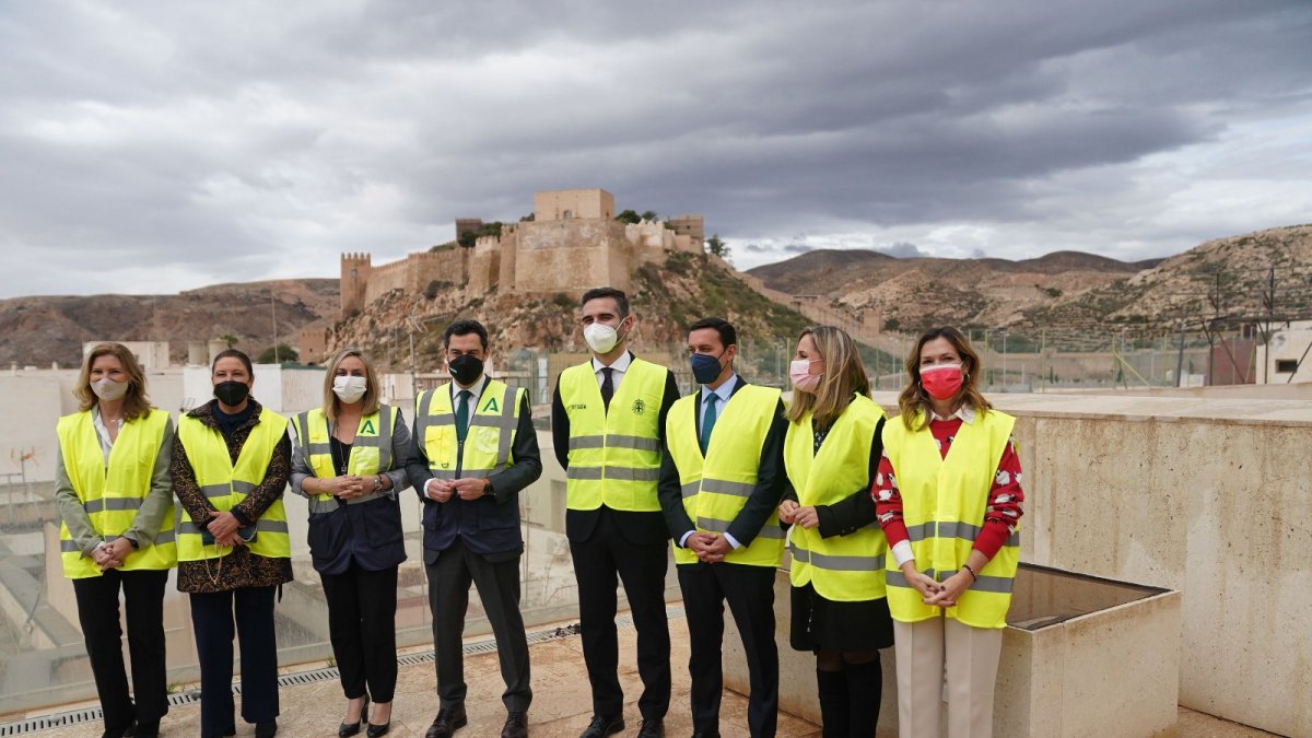 Juanma Moreno y otras autoridades, en la terraza de la Casa Consistorial.