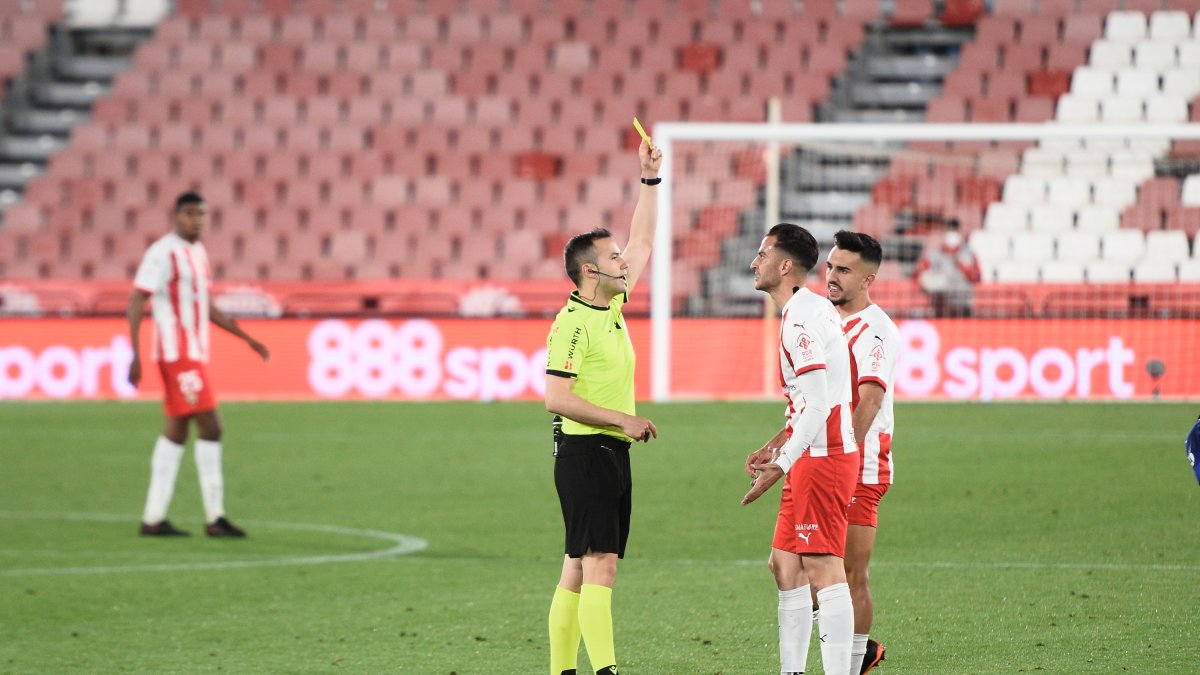 De la Fuente Ramos amonestando a Villar en el Almería-Alcorcón del año pasado.