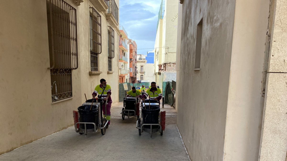 Barrenderos de la capital, este jueves por la mañana.
