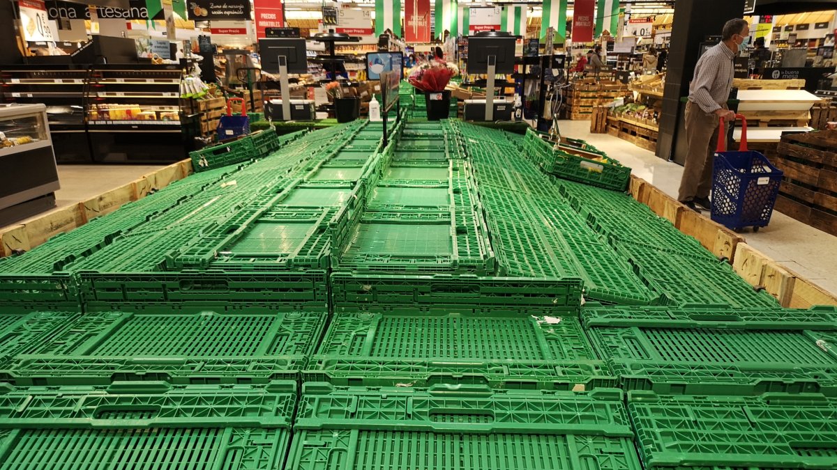 Un expositor de verduras, totalmente vacío en un supermercado de Almería.