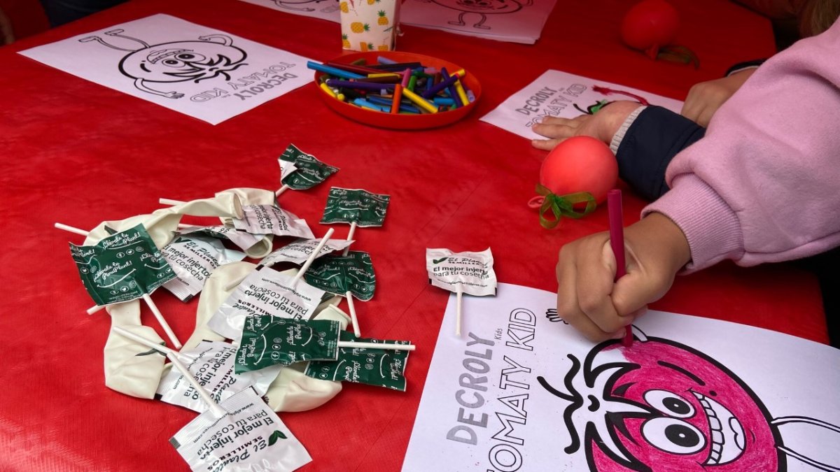 Los menores disfrutan pintando tomates.