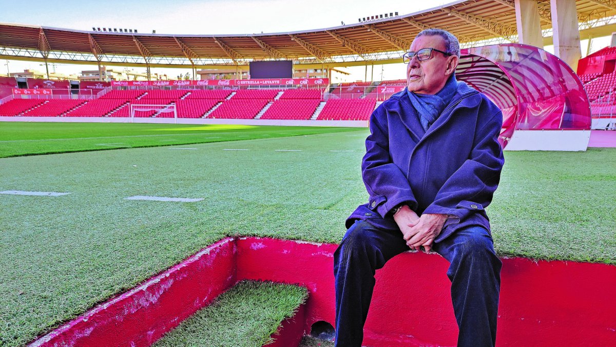 En el banquillo mirando el Estadio de los Juegos Mediterráneos.