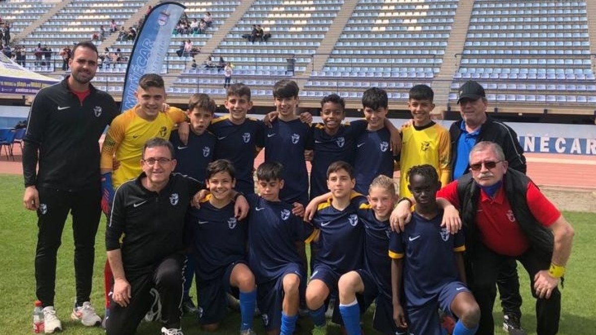 Foto de familia del equipo antes de pensar en la gran final.