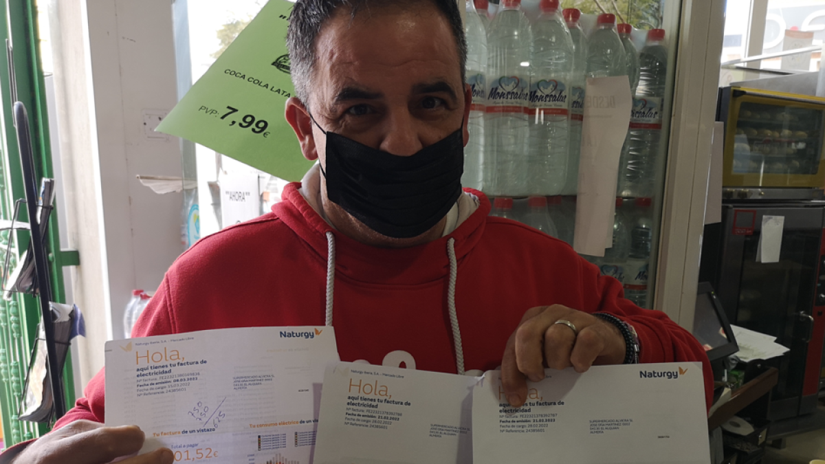 Víctor Martínez muestra una factura anterior, de 666 euros, y las dos últimas de 1.500 y 1.400.