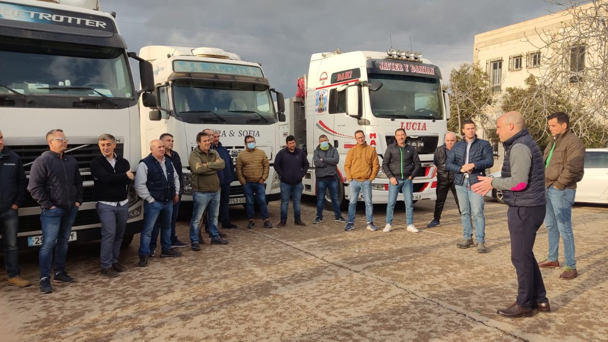 Un momento de la reunión con los transportistas.