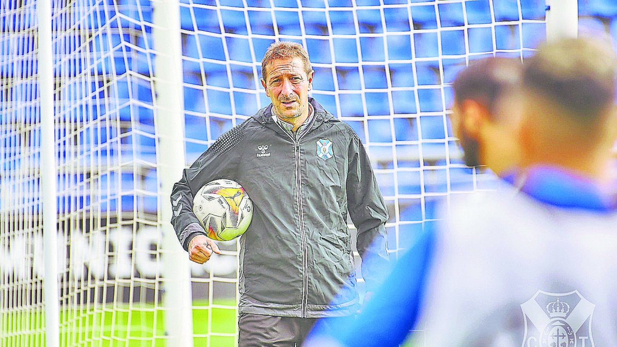 Luis Miguel Ramis en el entrenamiento del Tenerife en el Heliodoro.