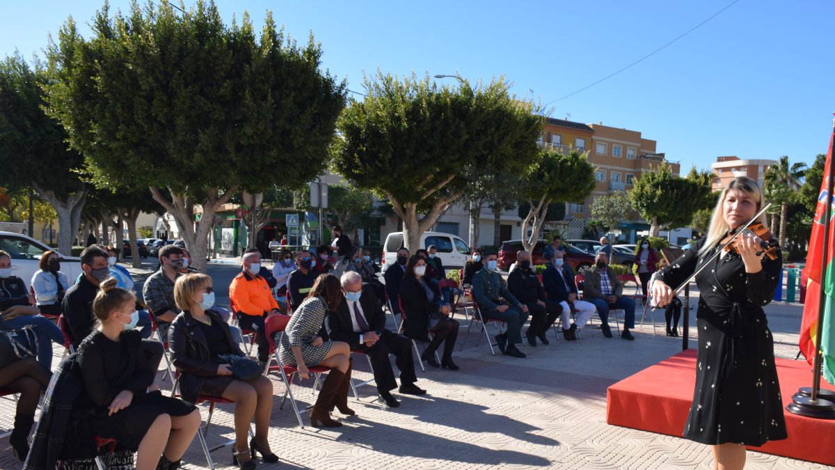 Nadia Rudenko ofreciendo un concierto de violín en Vícar, con motivo del Día de la Constitución.
