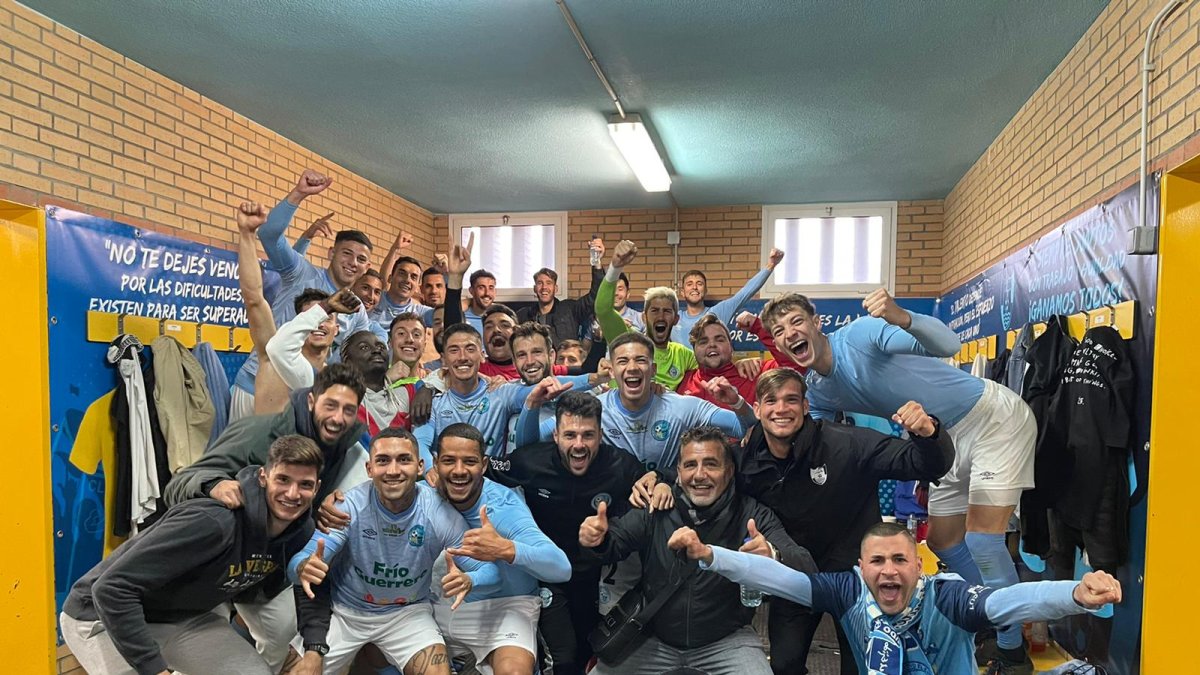 Celebración en el vestuario con el presidente Alejandro Bouza.