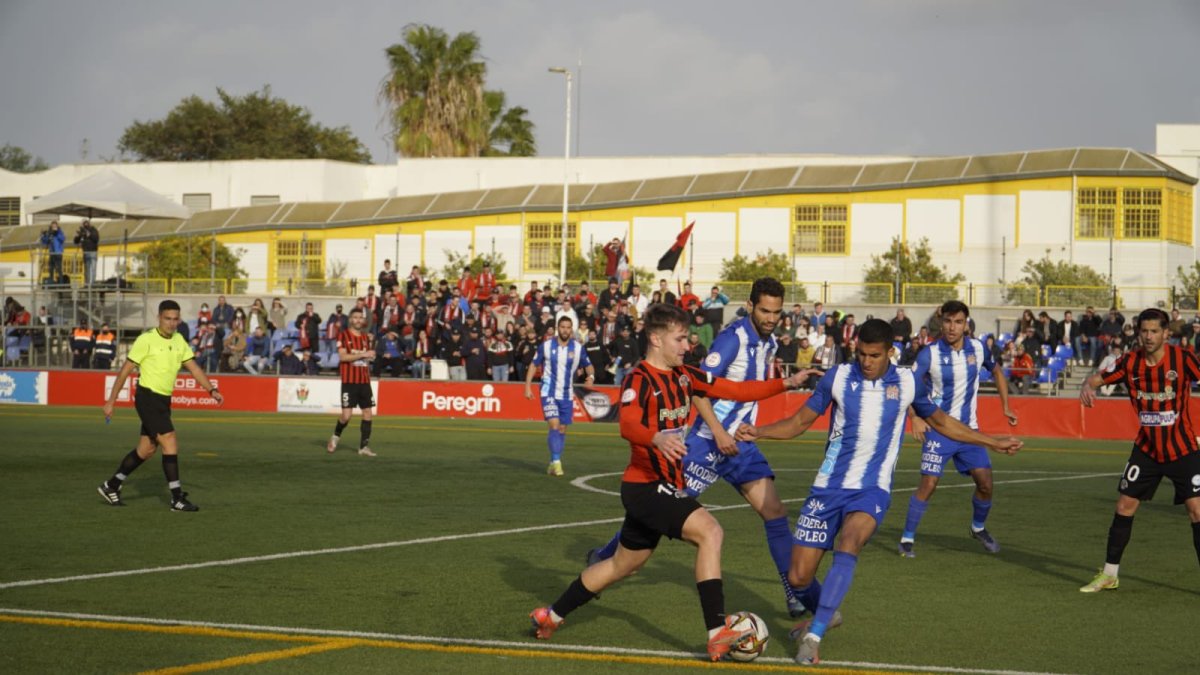 Un partido entre dos necesitados.