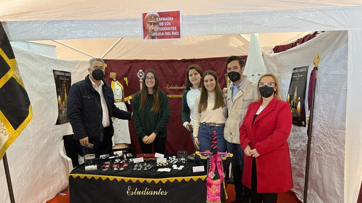 El alcalde de Olula y los ediles durante su visita a la feria.