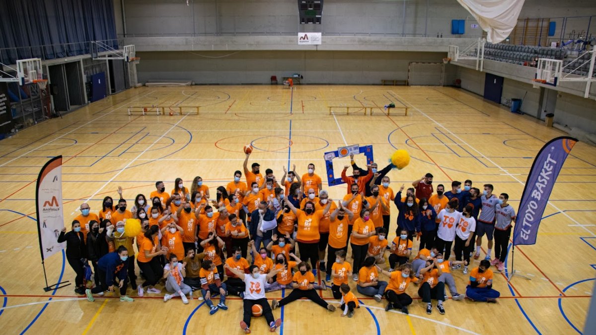 Foto de familia en el Pabellón de El Toyo con Analytica Alimentaria y todo el equipo.
