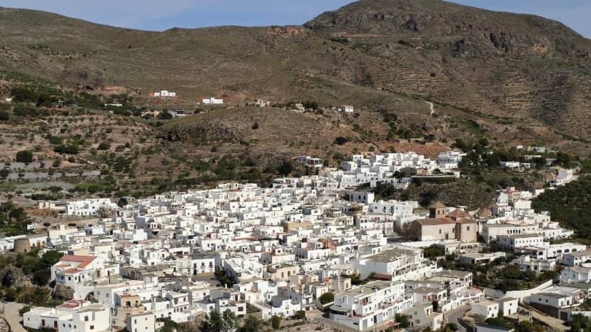 Felix ha tenido que esperar unos días para poder recuperar el blanco de sus fachadas.